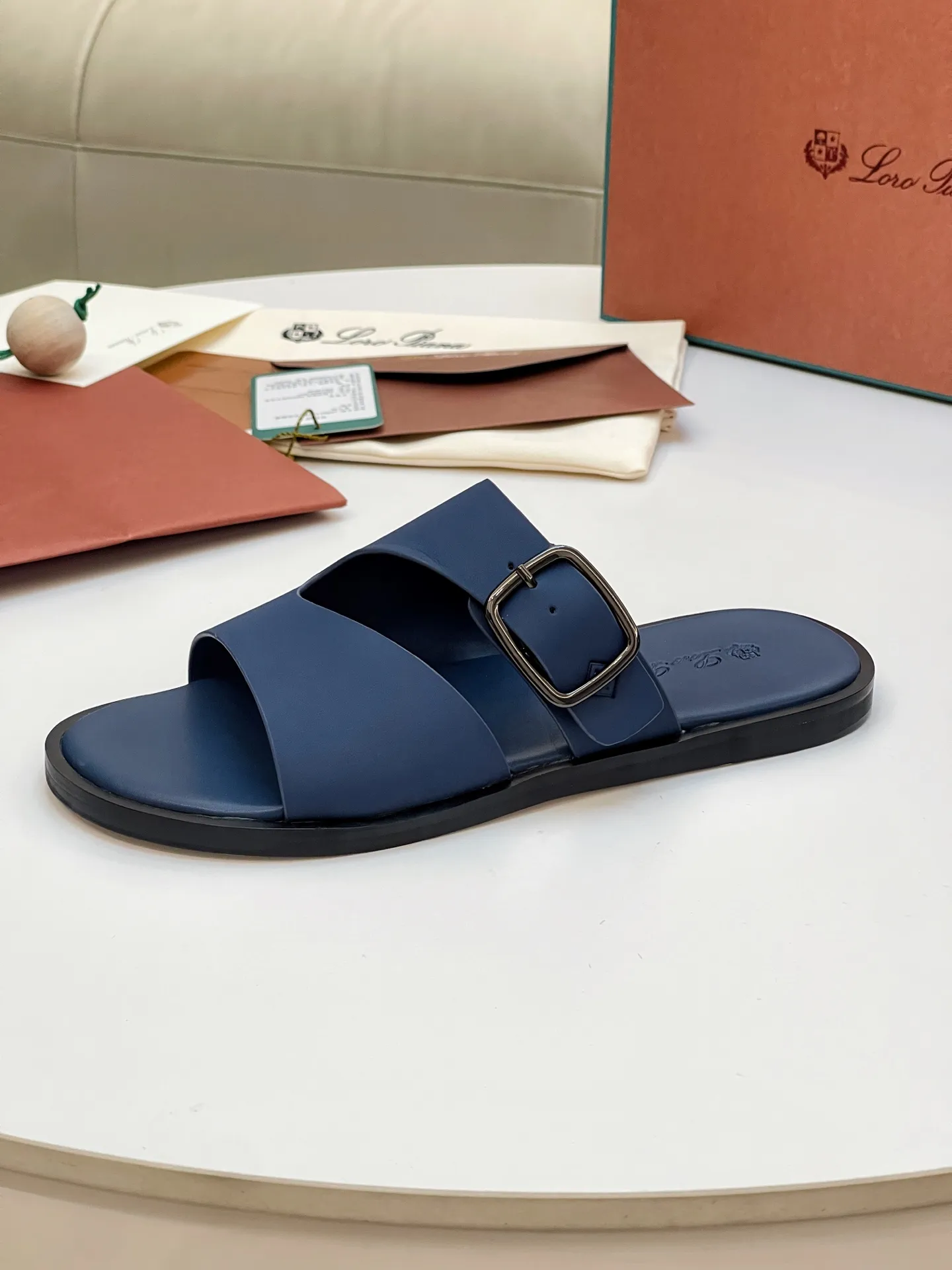Men's shoes 💰420 Loro Piana, LP's popular spring and summer slippers are synchronized with the new counters, uppers are imported cowhide fabrics from Italy, high-quality splicing technology, soles: original soles specially provided by the original factory, exclusive molded soles are super comfortable, original factory orders, 🔍🔍high quality, you can go in and out of the counter at will, welcome to compare, code number 39-44 (order 38 45 46)